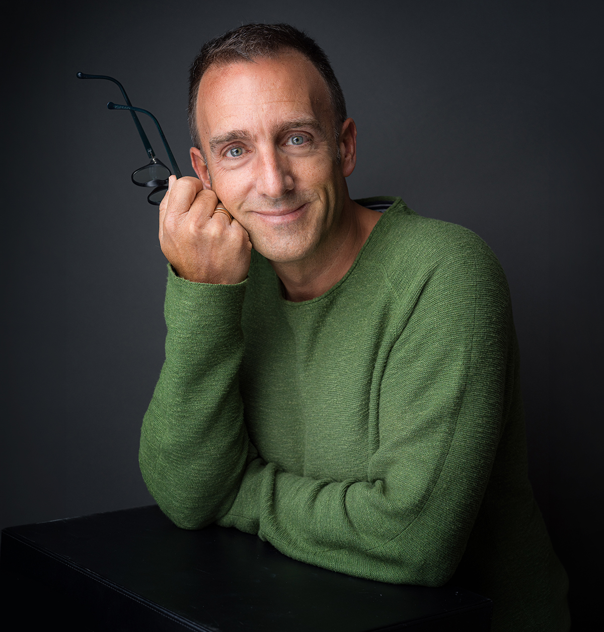 Bewerbungsfotos Nordhorn ein Mann mit grünem Pullover